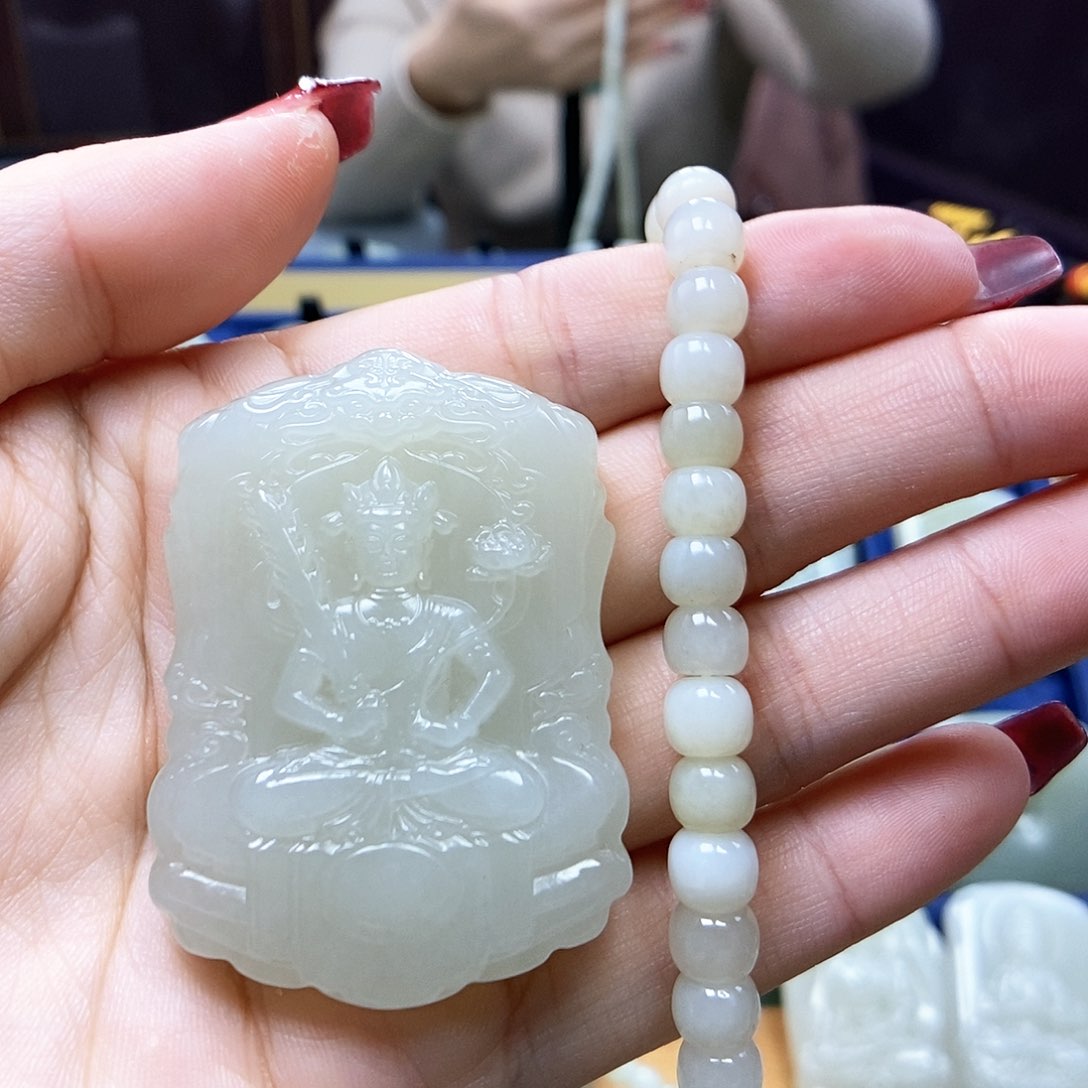 和田玉颈饰未镶嵌海**?