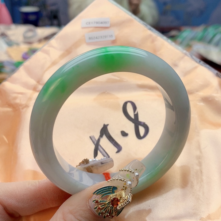 翡翠手镯未镶嵌翡翠手镯