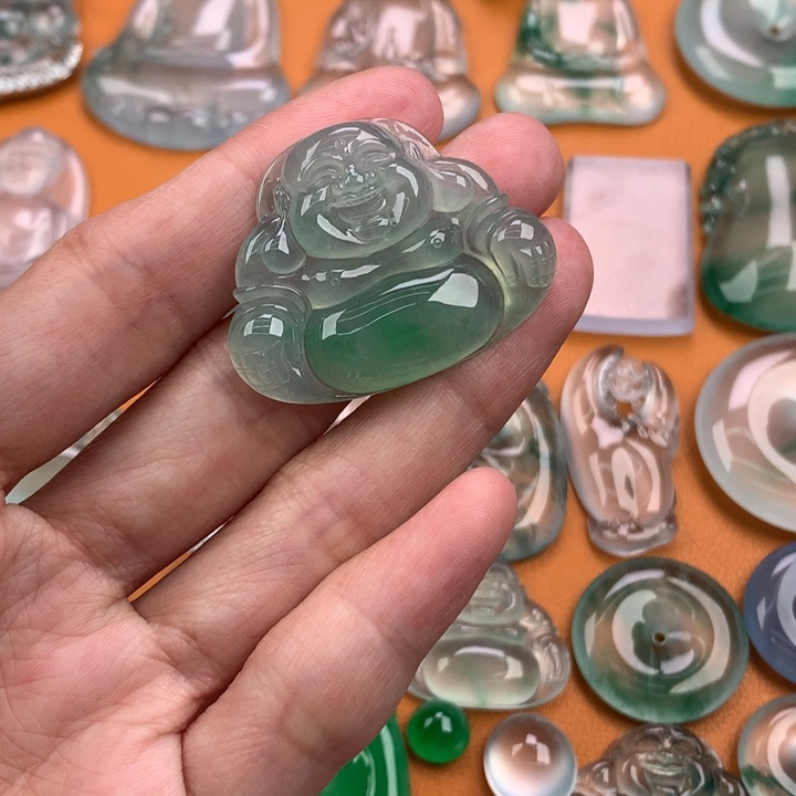 翡翠挂件未镶嵌…..