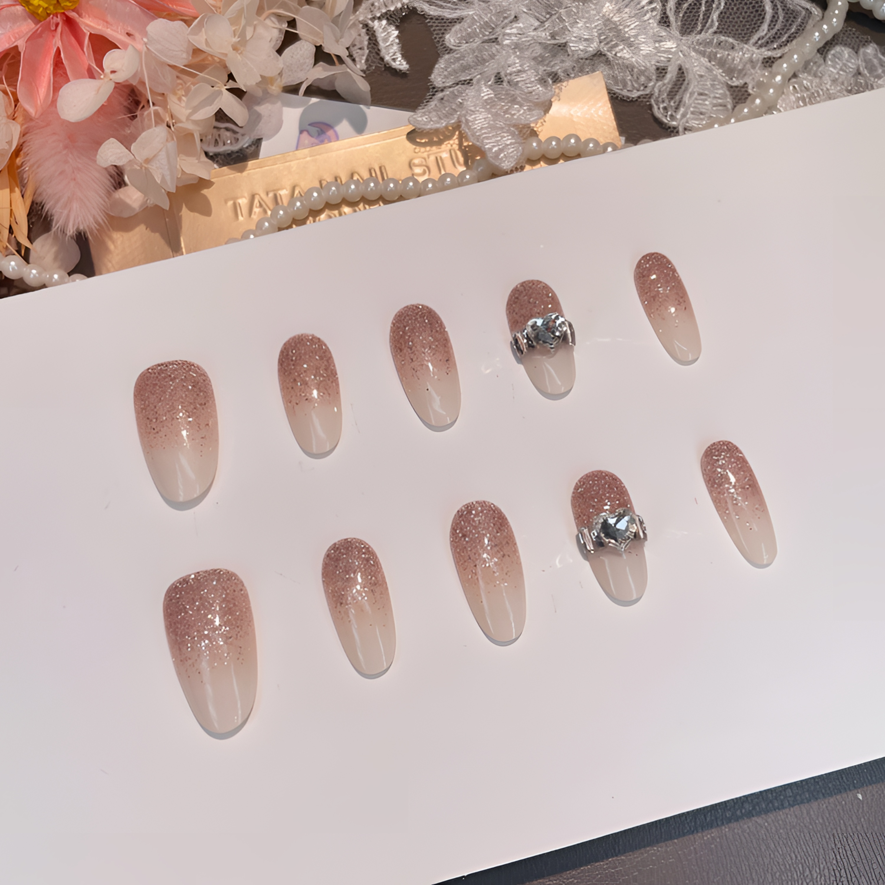 A2377『甜梦心』爆闪粉碎钻柔肤白渐变爱心链条钻饰纯手工穿戴甲