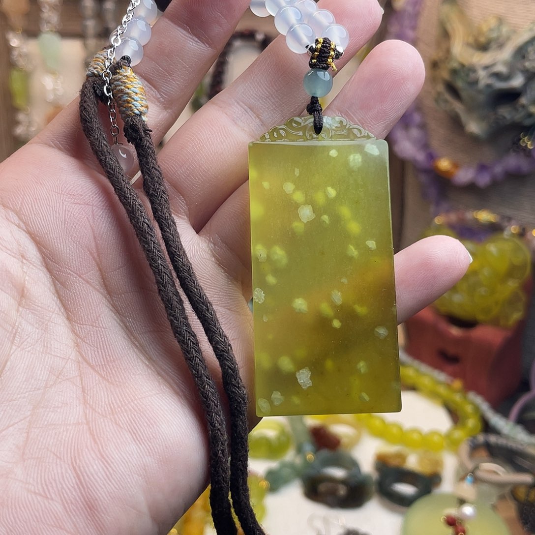 未镶嵌蛇纹石玉吊坠