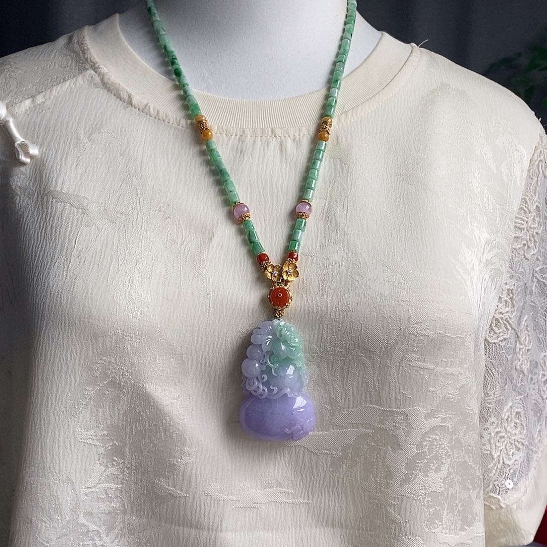 翡翠未镶嵌吊坠(赠链)