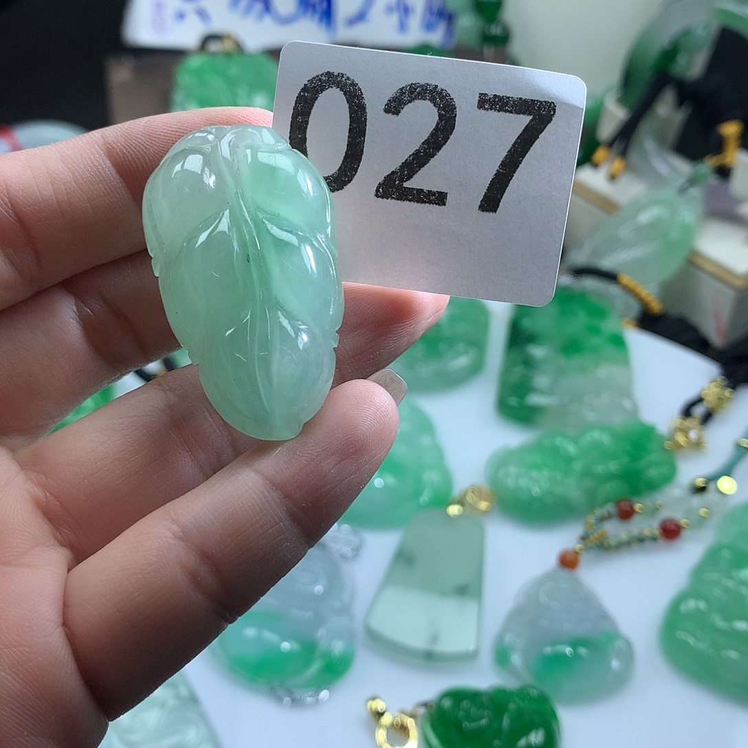 翡翠未镶嵌吊坠(赠链)