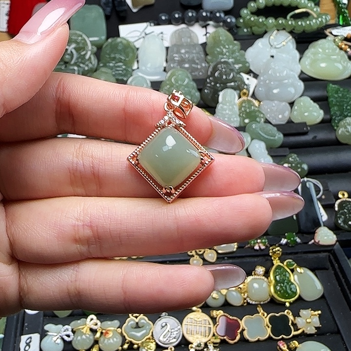 和田玉合金吊坠(赠链)