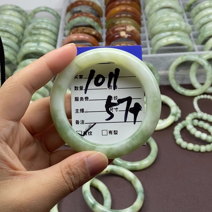 蛇纹石玉手镯未镶嵌