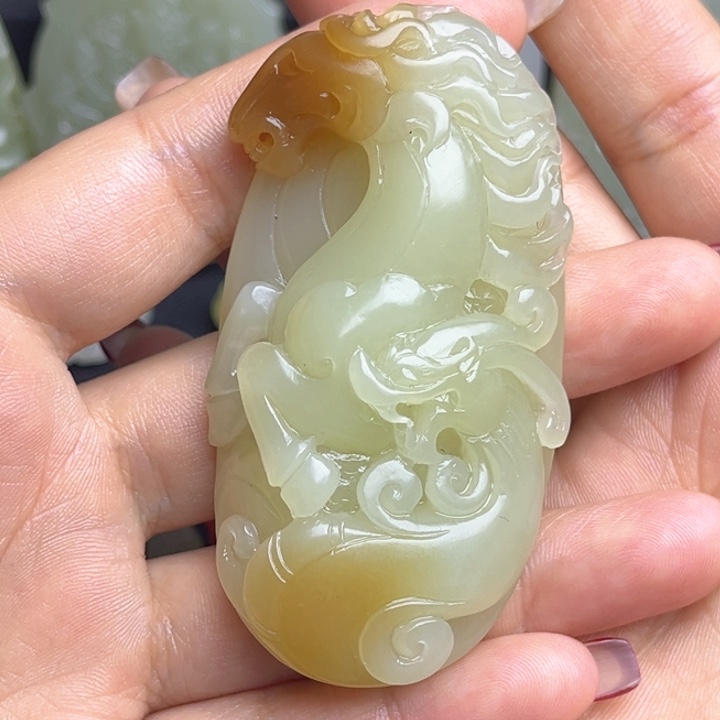 和田玉颈饰未镶嵌美***塔