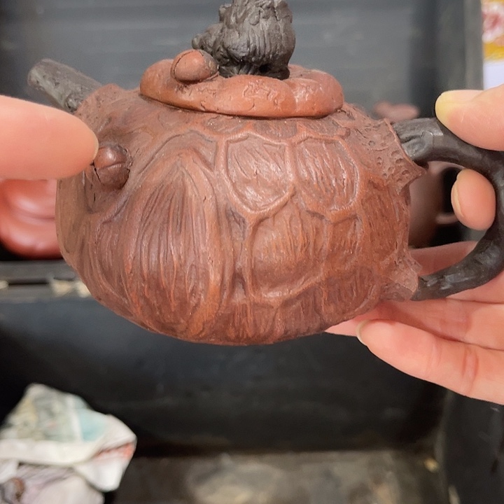 茶壶紫泥原矿泥料手工制作的一把紫砂壶。