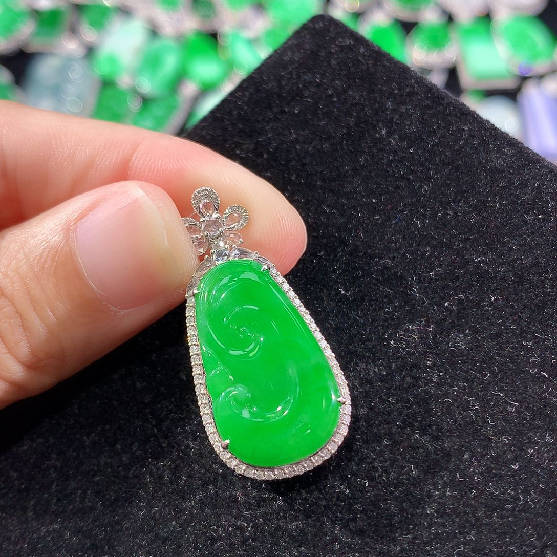 翡翠18K金镶嵌颈饰