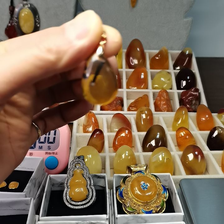 蜜蜡颈饰银S925镀金镶嵌亏米放漏