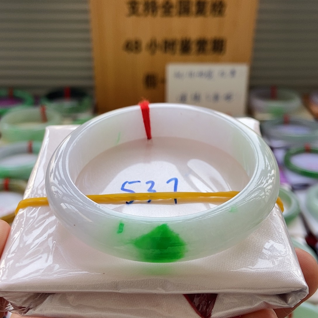 翡翠手镯未镶嵌有*手镯