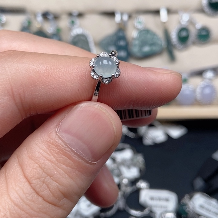 翡翠未镶嵌颈饰戒指