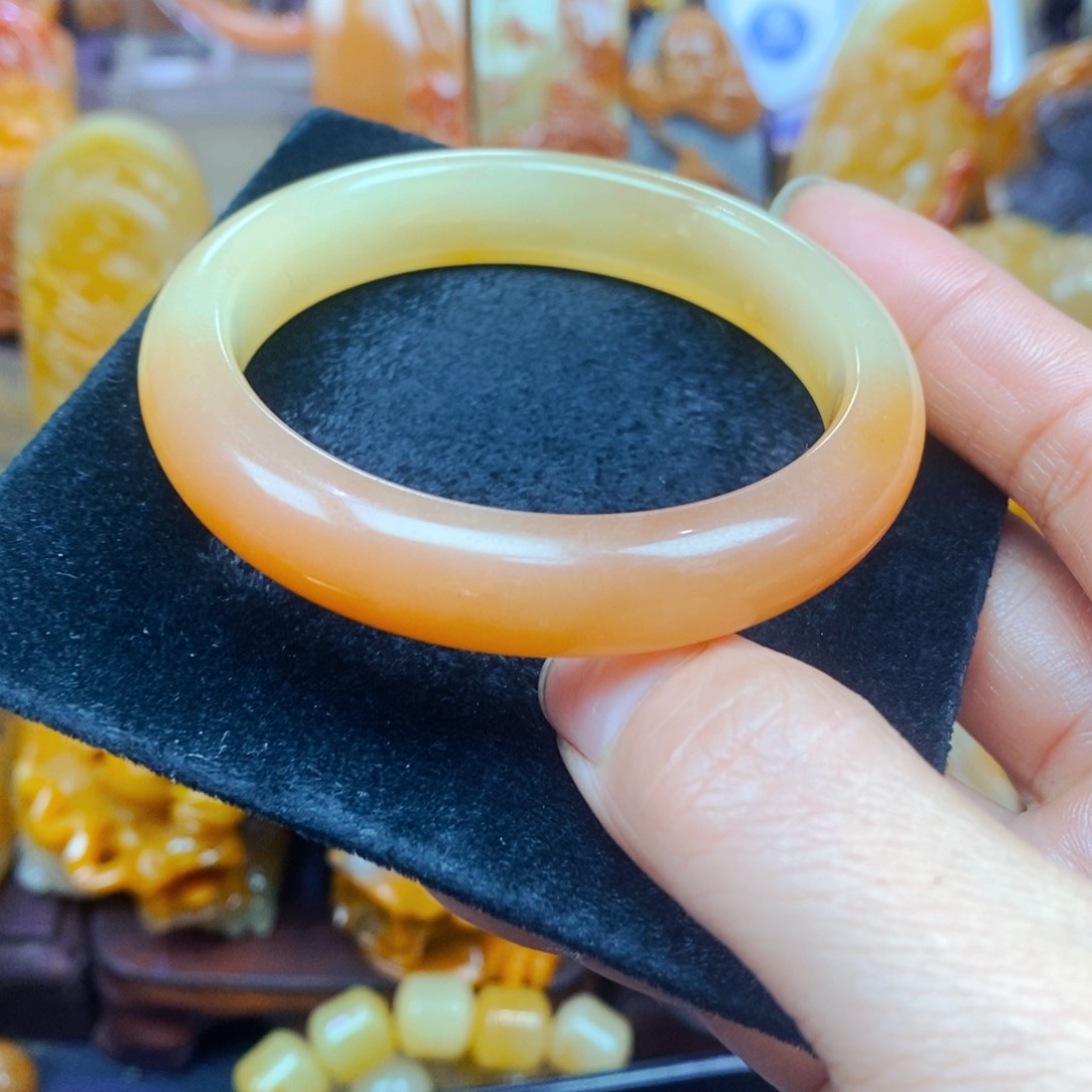 未镶嵌石英质玉（黄龙玉）颈饰