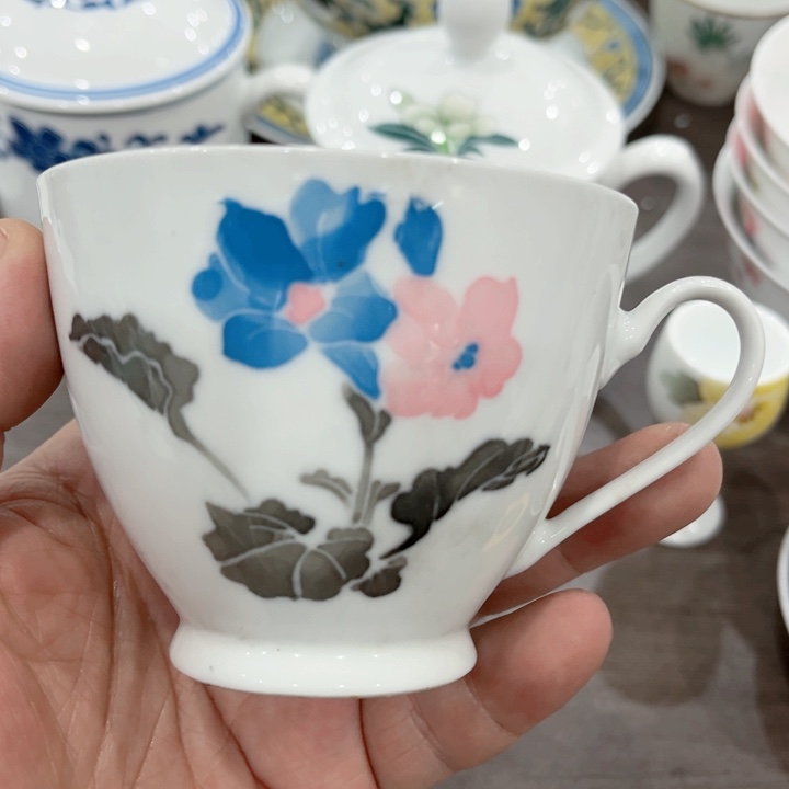 杯釉下五彩的瓷器和瓷器