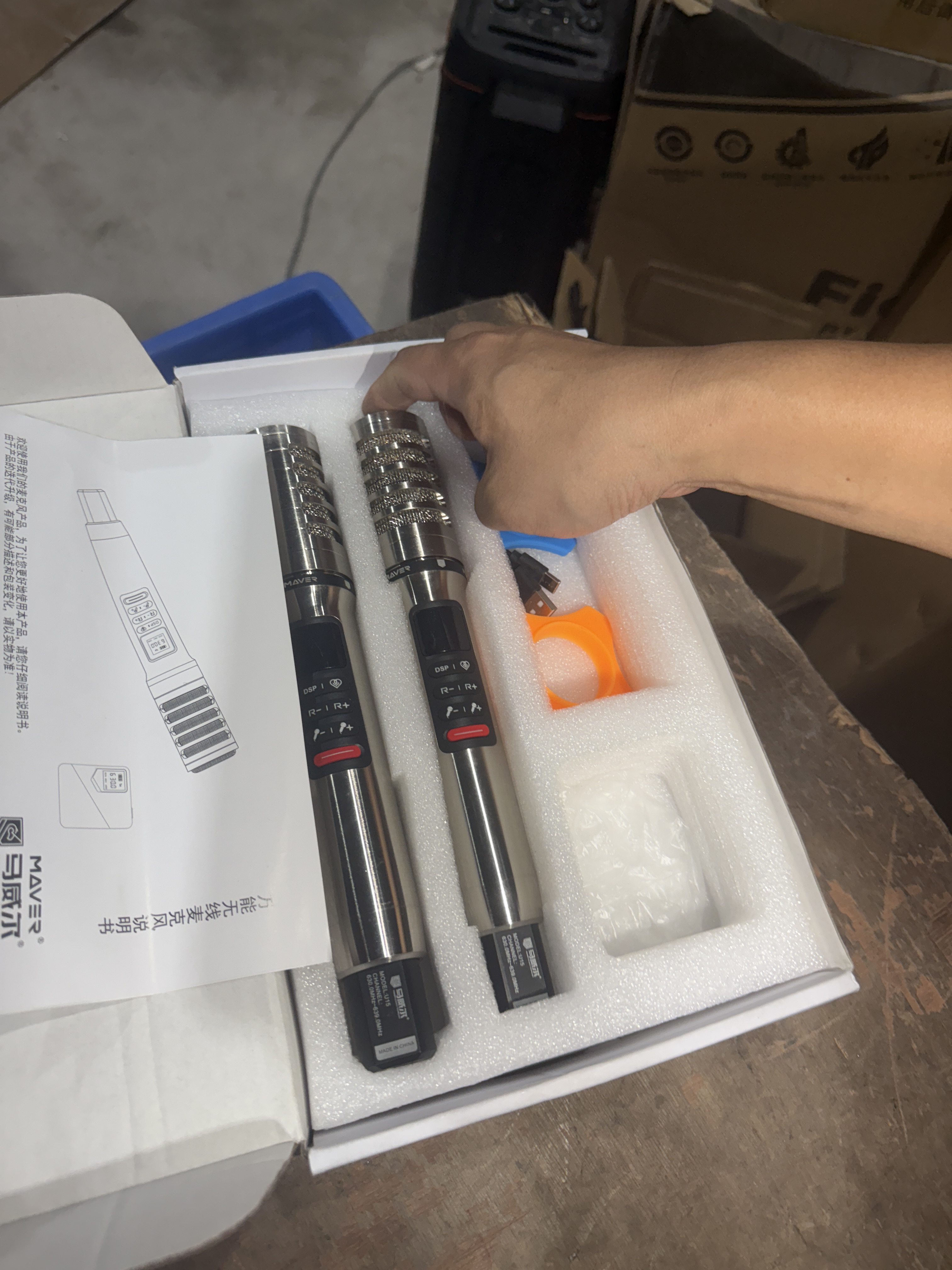 9新  一拖二万能无线话筒，没有售后质保不退换，没有转接头