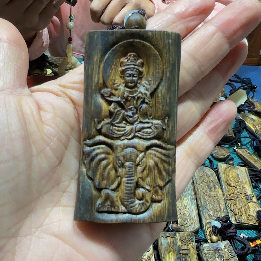 沉香吊坠海南白奇乌身老料雕刻普贤菩萨带绳20.3克