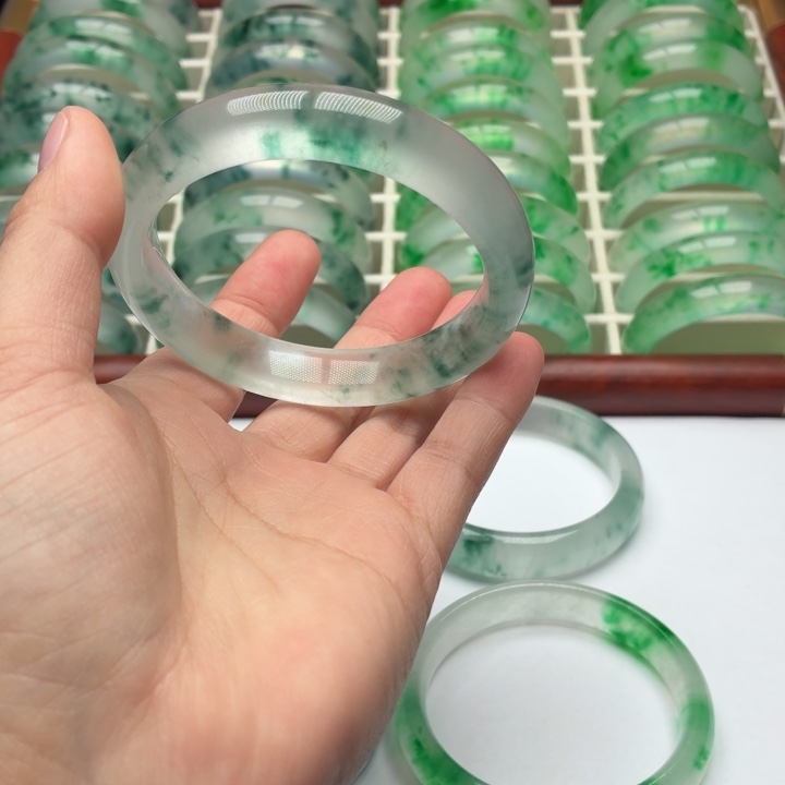 武***帝石英质玉未镶嵌手镯