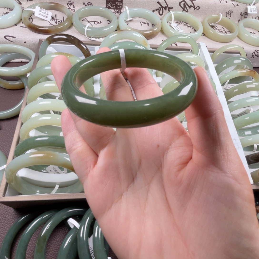 和田玉手镯未镶嵌