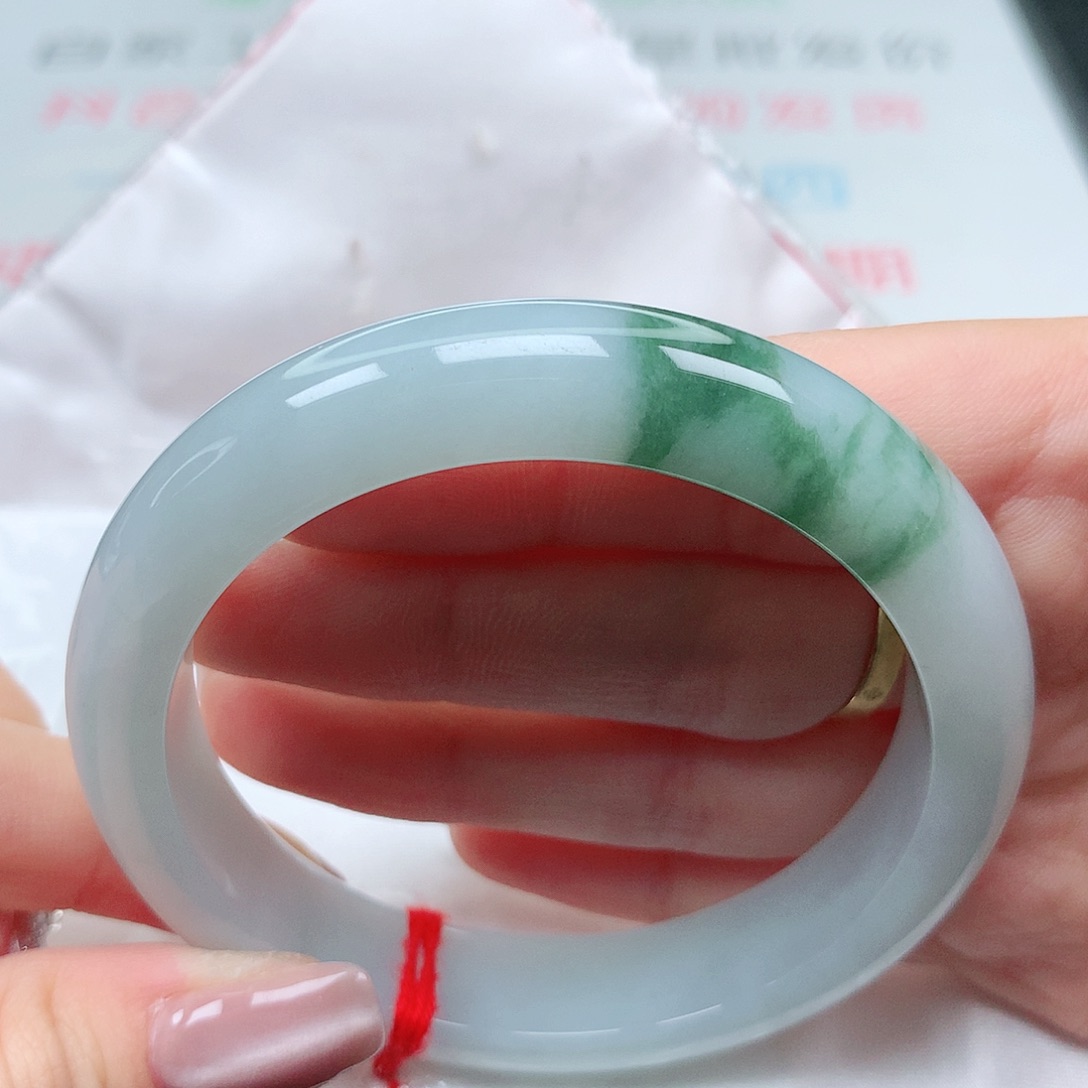 翡翠手镯未镶嵌57圈。