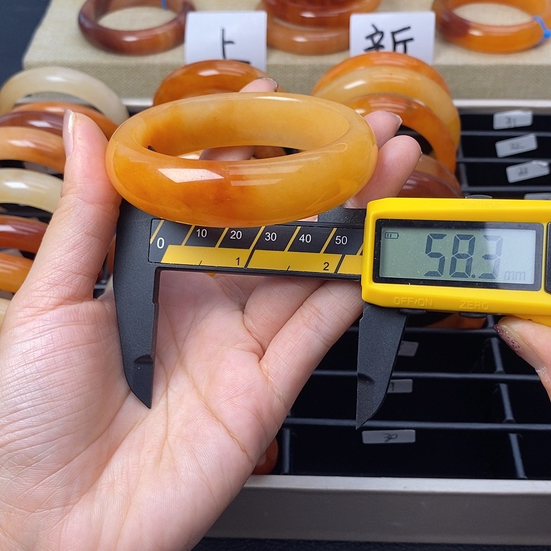 未镶嵌石英质玉（黄龙玉）手镯28号