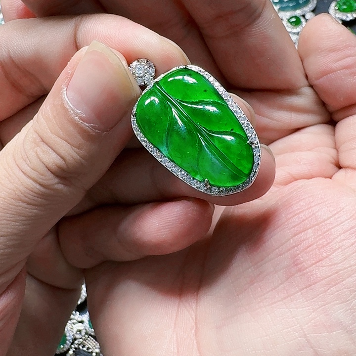 翡翠颈饰未镶嵌天然A货翡翠放漏