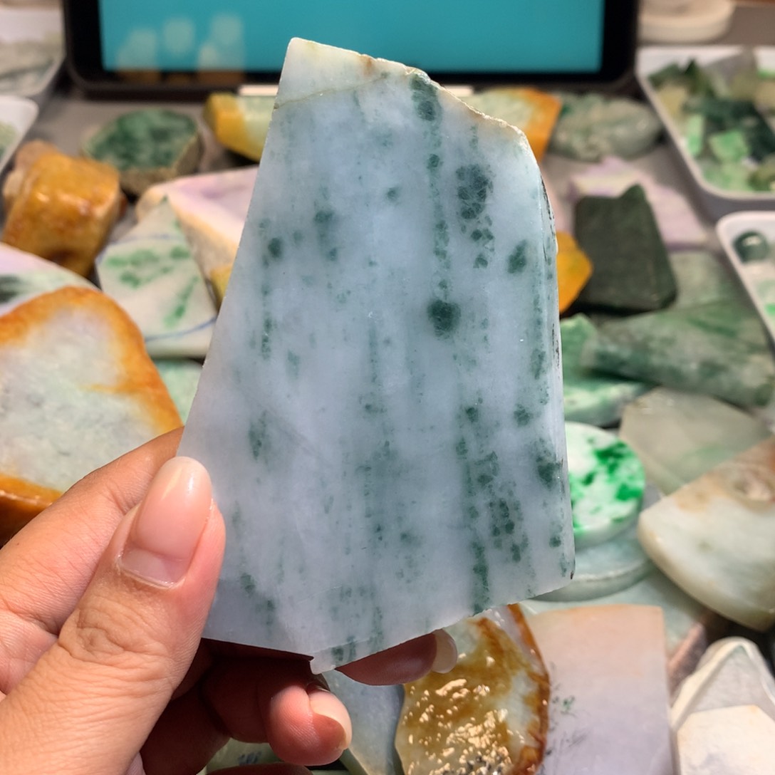 夏***汐翡翠未镶嵌颈饰翡翠