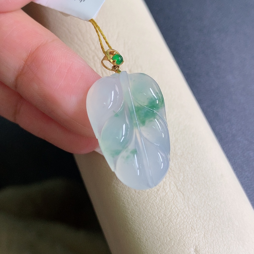 【闪购商品】翡翠颈饰18K金镶嵌一刀切叶子