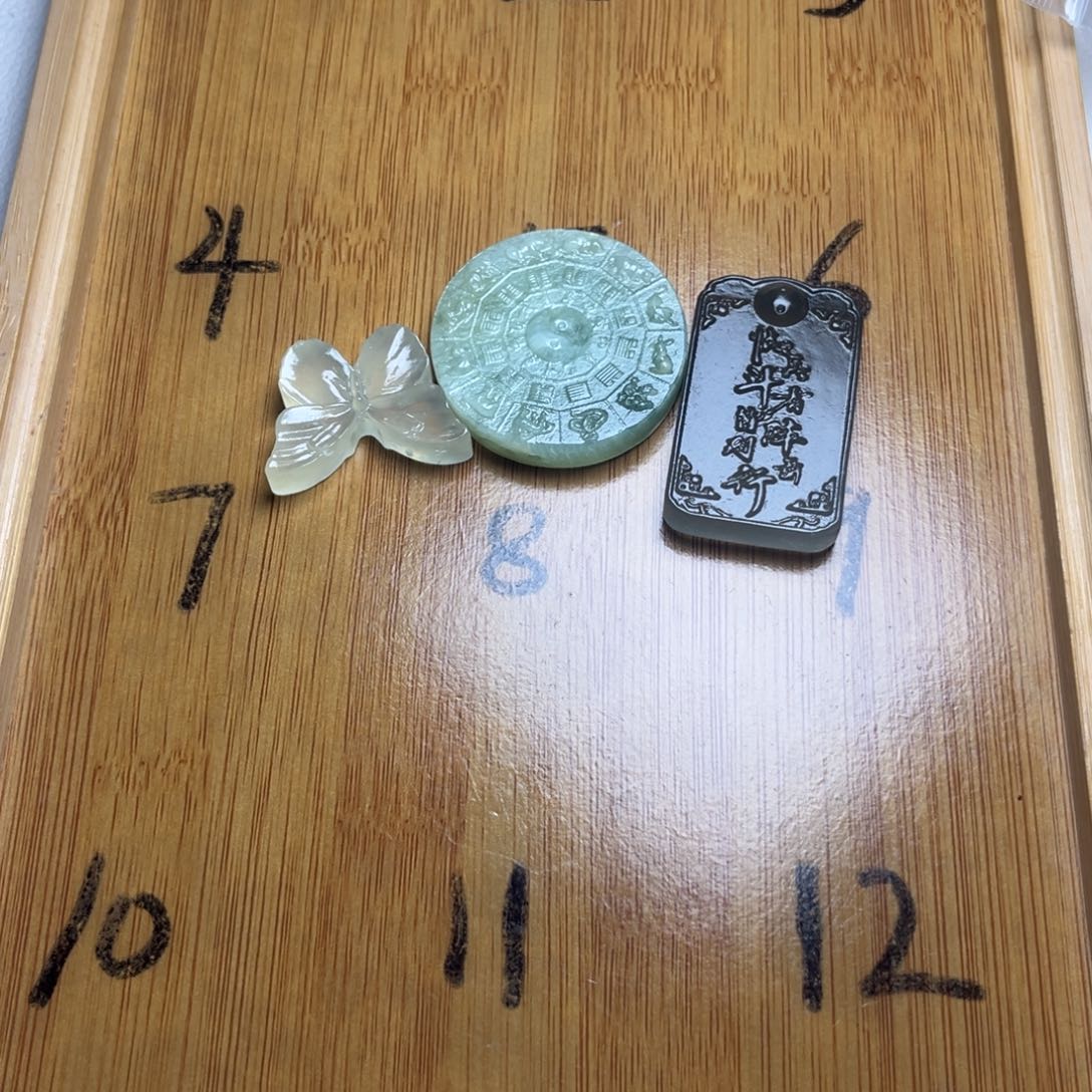 草***瓜蛇纹石玉未镶嵌颈饰