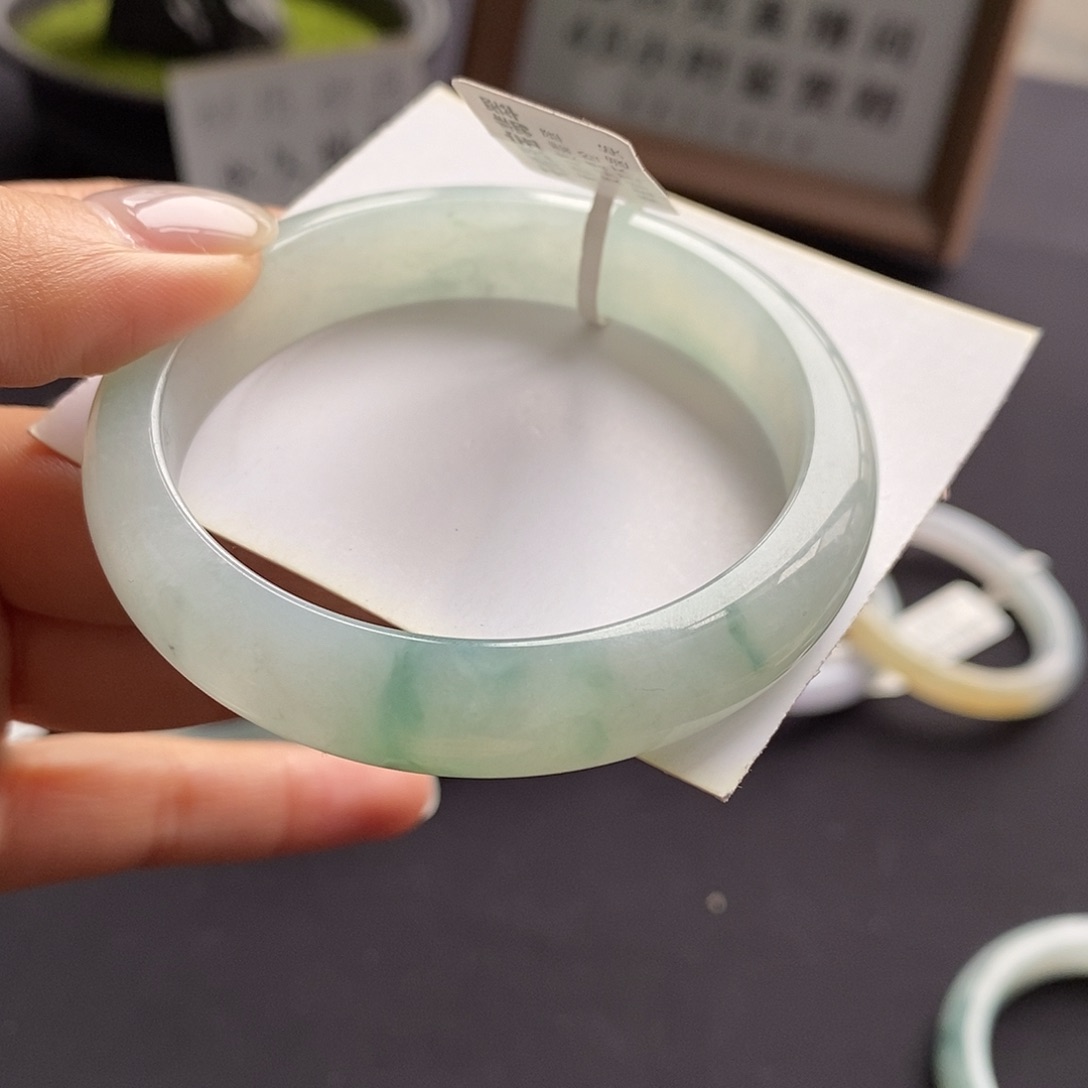 翡翠手镯未镶嵌胶感飘花