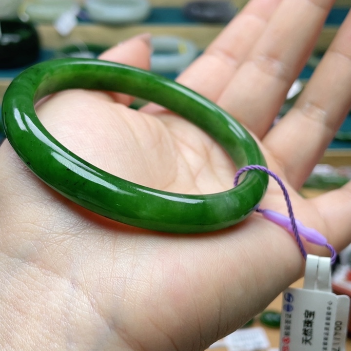 和田玉手镯60圈口。编号55未镶嵌