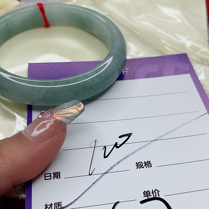 翡翠手镯（圆镯）未镶嵌奶****?