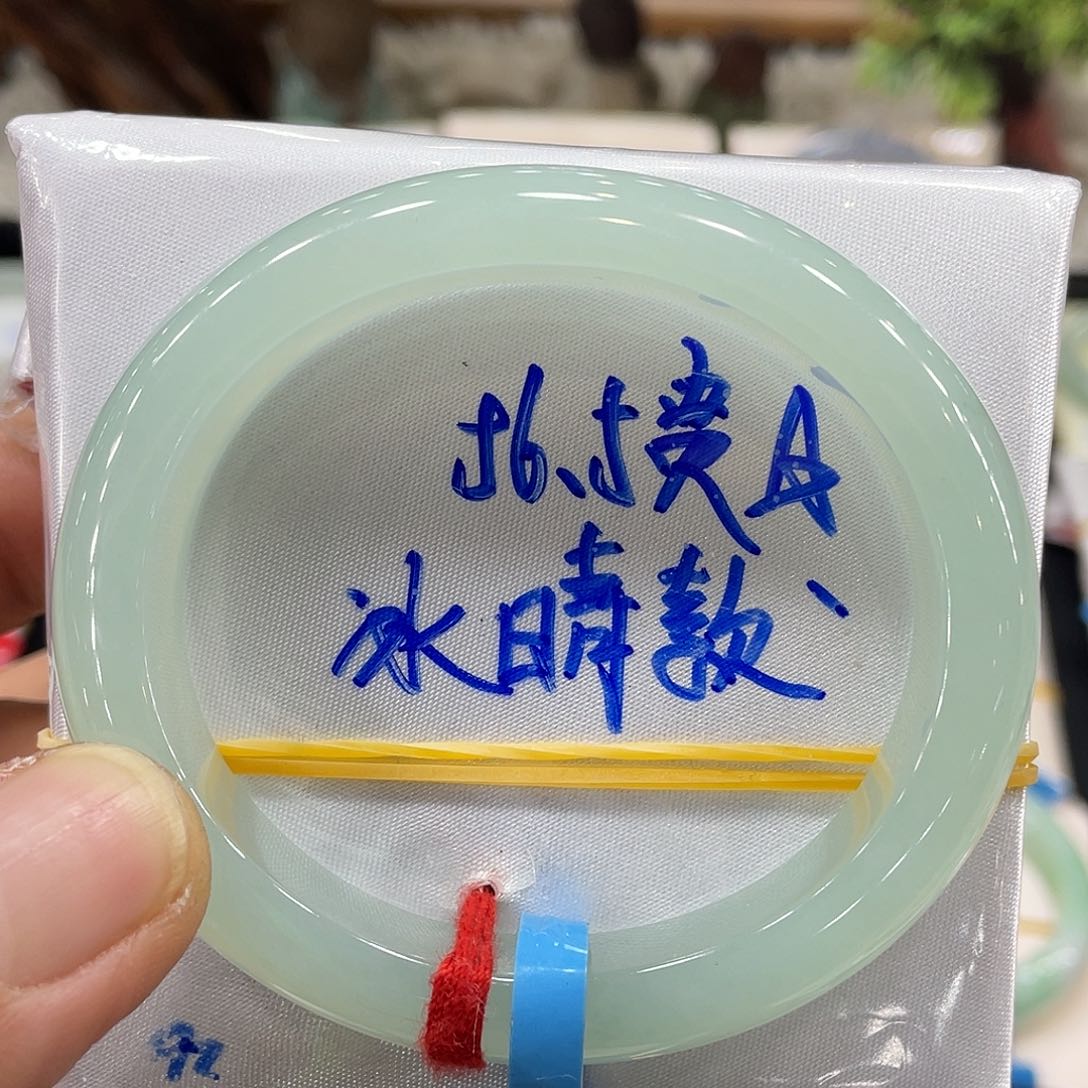 翡翠手镯未镶嵌翡翠