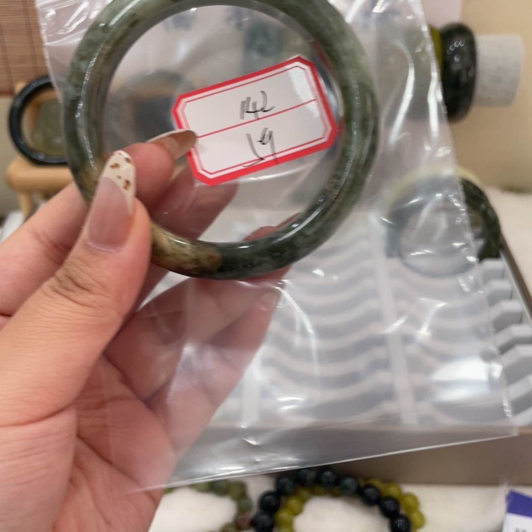 蛇纹石玉手镯未镶嵌