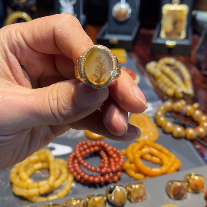 未镶嵌石英质玉（黄龙玉）颈饰