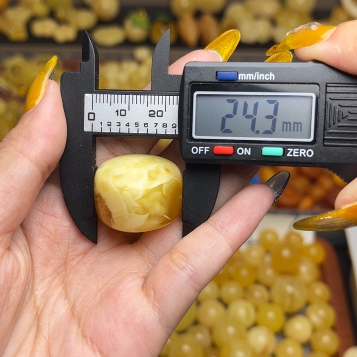 蜜蜡未镶嵌珠宝奇石190-天然蜜蜡满蜡妖花意境墩子微瑕
