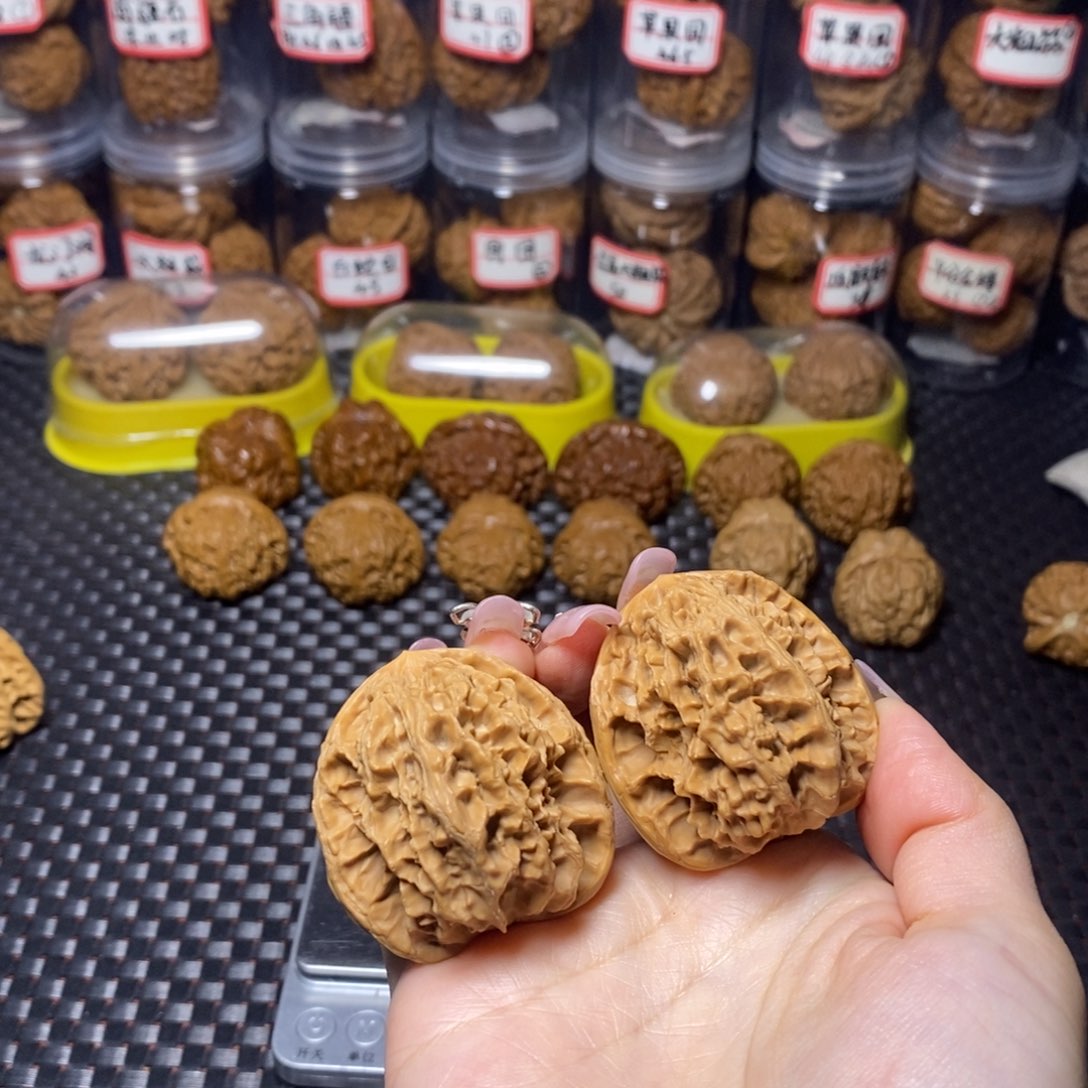 文玩核桃吊坠帝王狮子头44全家福