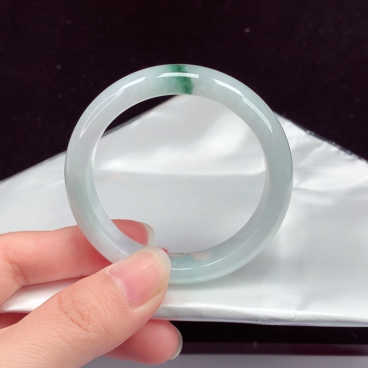 翡翠手镯未镶嵌翡翠