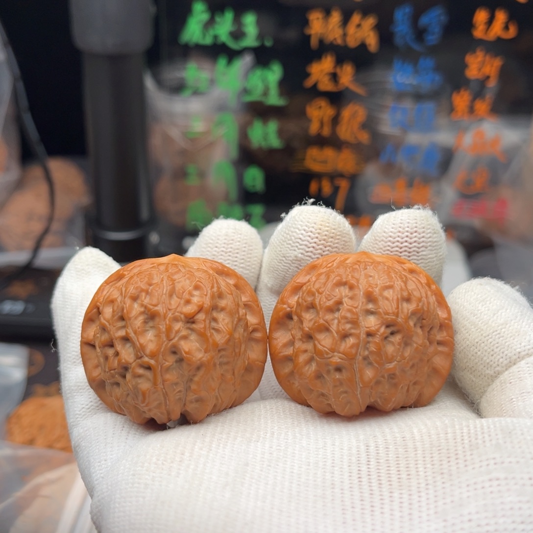 文玩核桃吊坠血麒麟