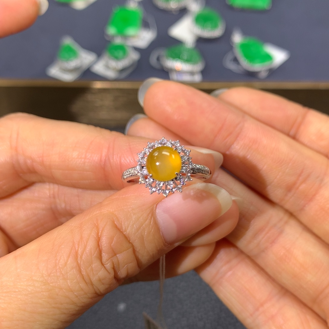 翡翠戒指18K金镶嵌翡翠