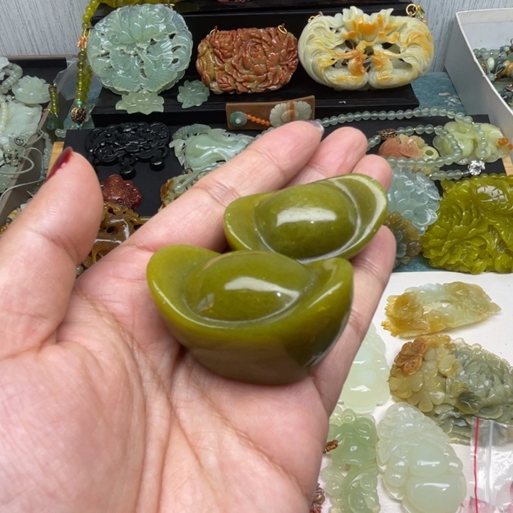 蛇纹石玉未镶嵌颈饰