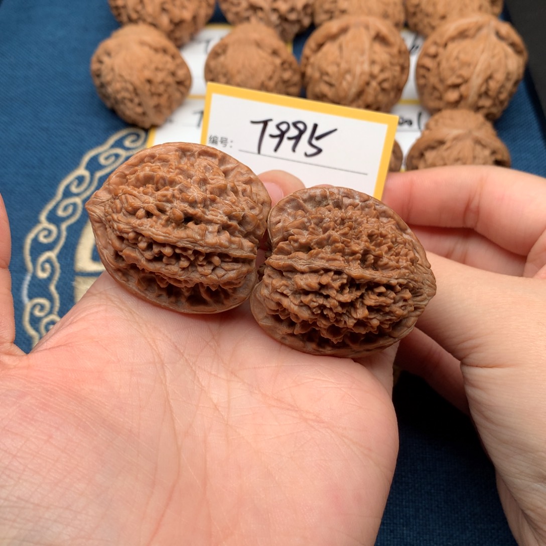 文玩核桃把件38百花山 T995