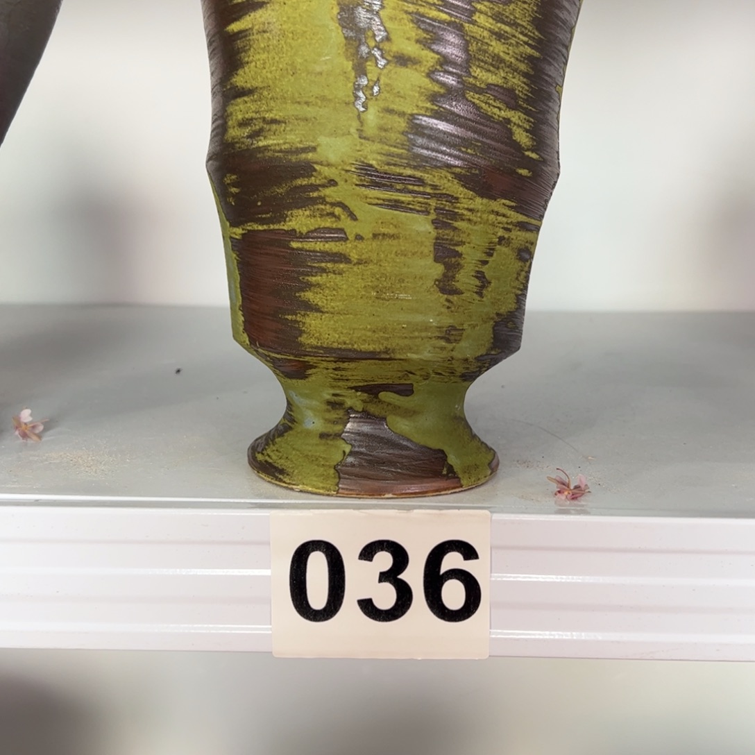 馋****景德镇手工花盆有孔