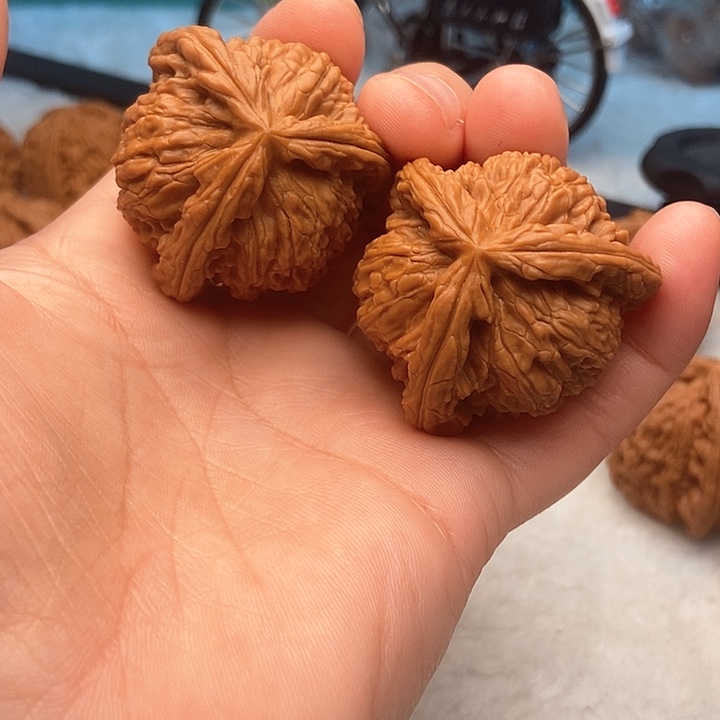 文玩核桃把件诠**然三棱