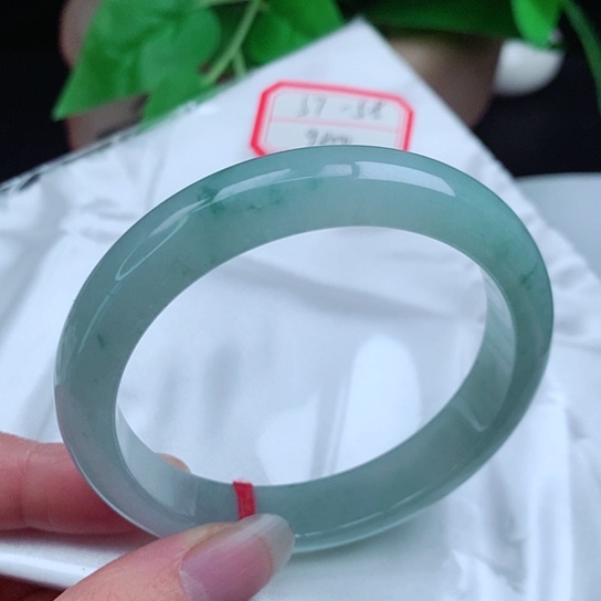 翡翠手镯未镶嵌      正圈57-58 冰蓝底飘花