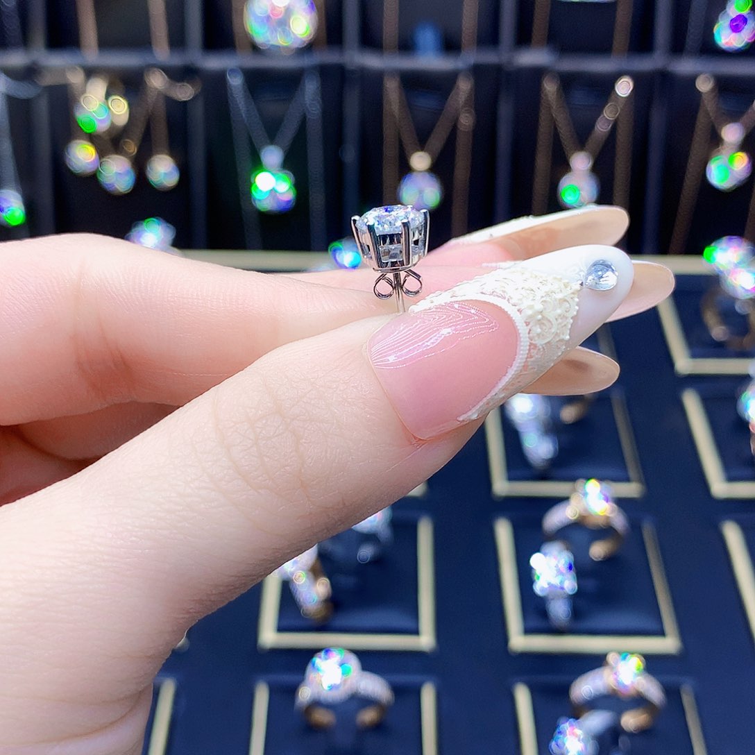 18K金镶嵌合成碳硅石（莫桑石）耳饰欧****）