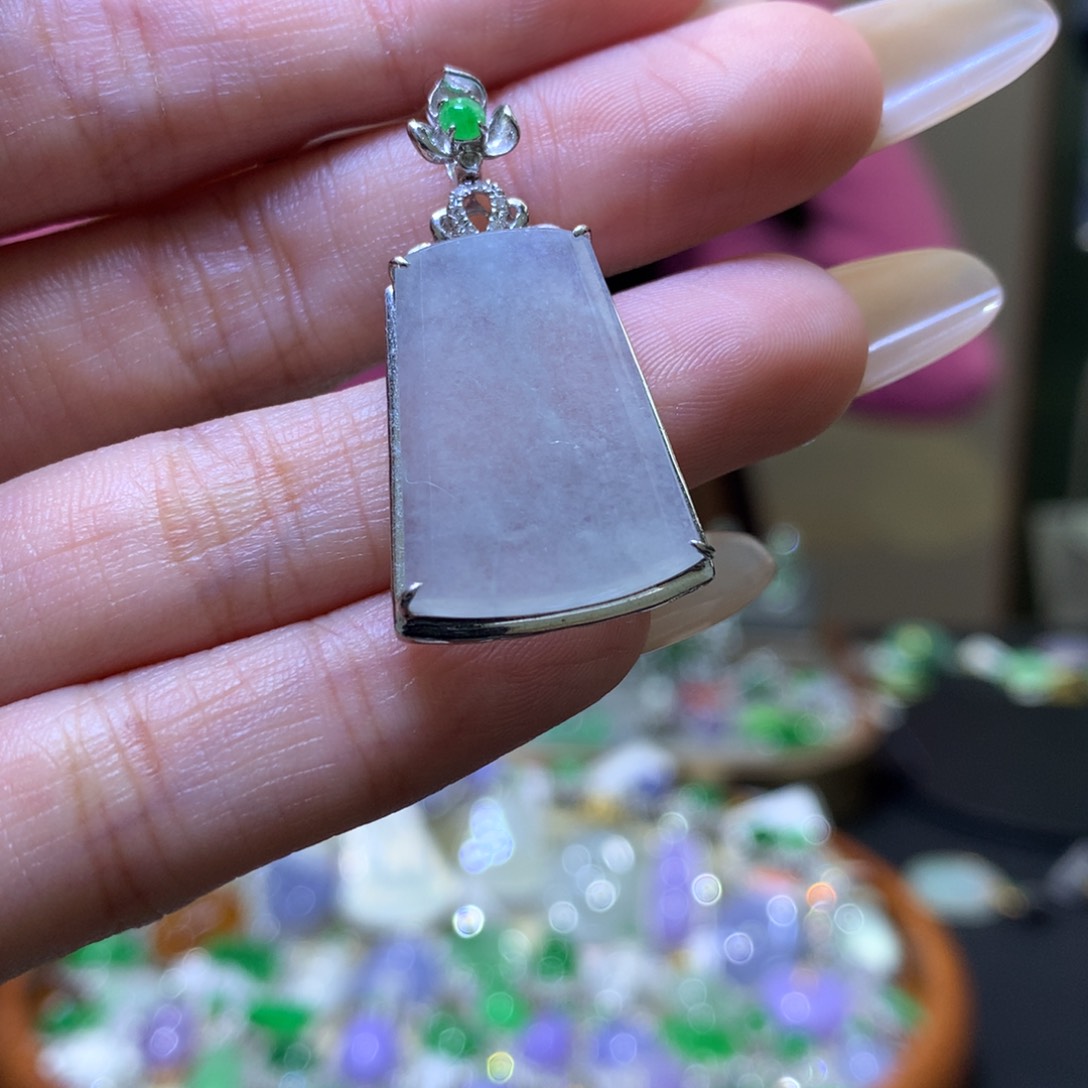 颈饰18K金镶嵌翡翠