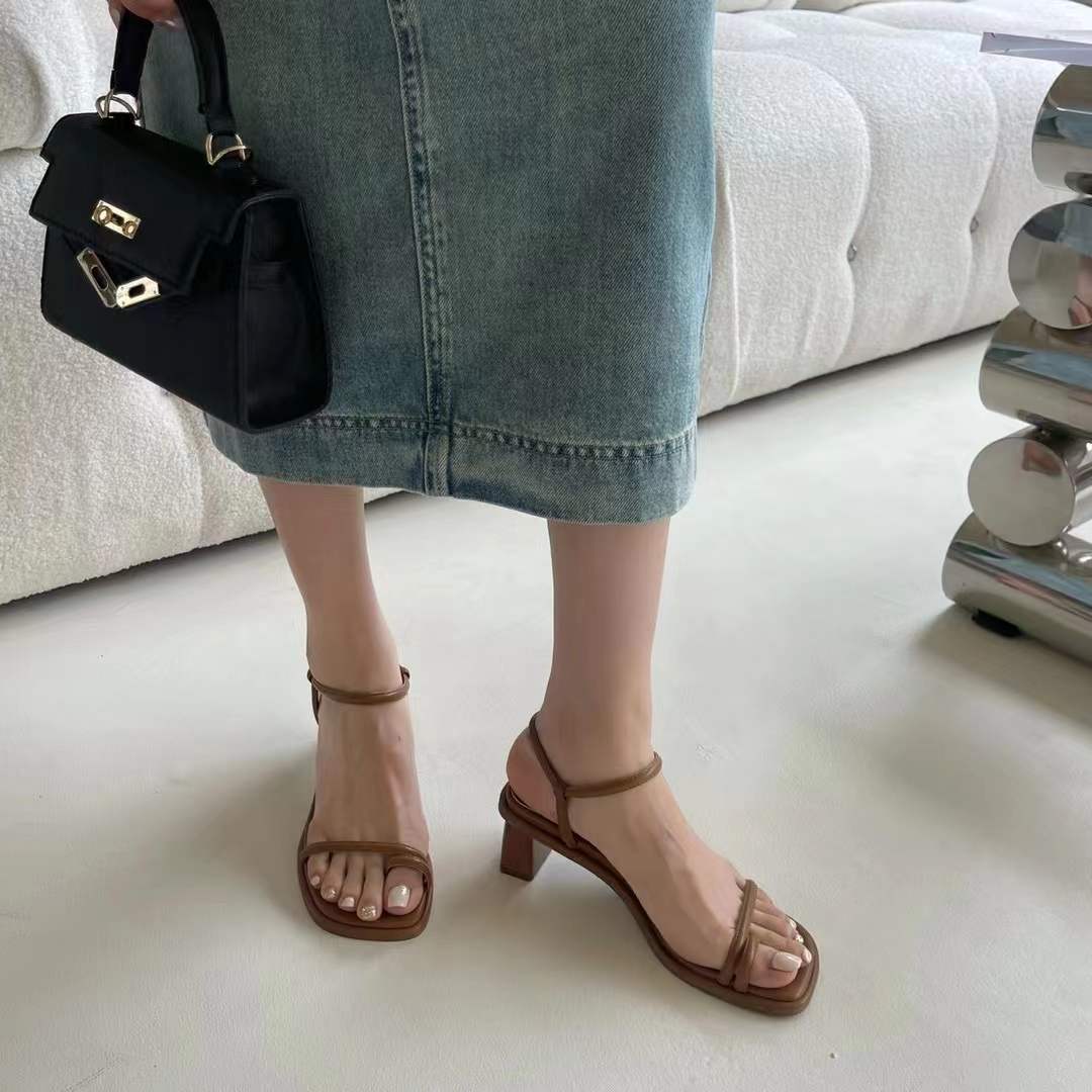 左她正品夏季新款舒适矮方跟时尚潮流高品质夹脚细带凉鞋女161116