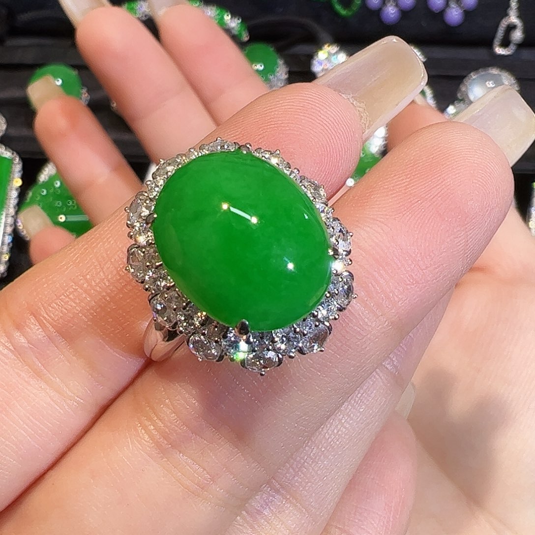 翡翠戒指18K金镶嵌蛋面