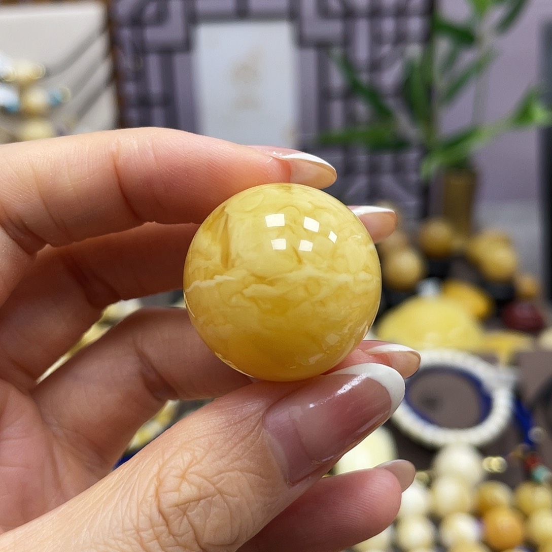 未镶嵌琥珀裸石25.5mm瑕疵