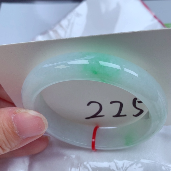 翡翠手镯未镶嵌翡翠