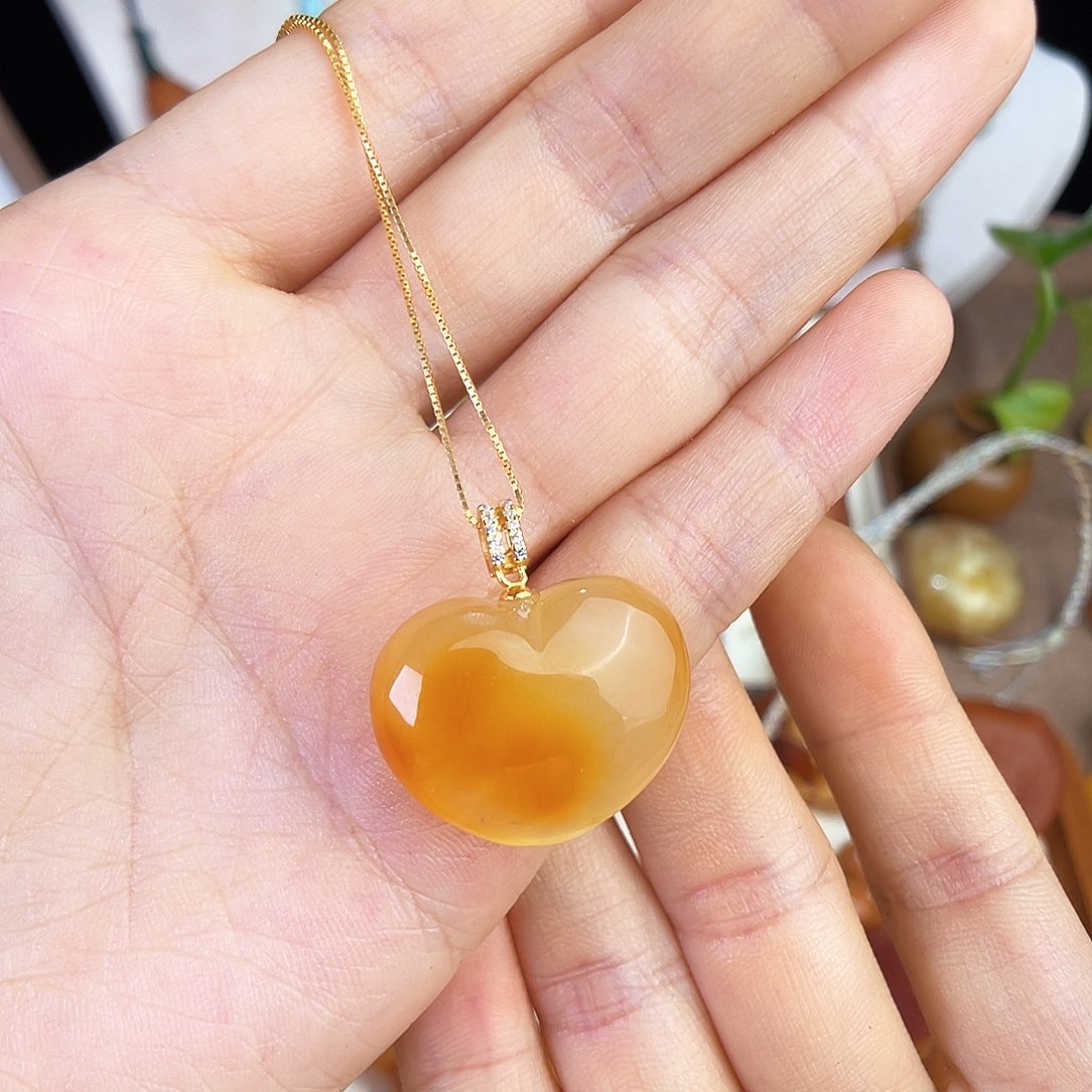 未镶嵌琥珀珠宝奇石。